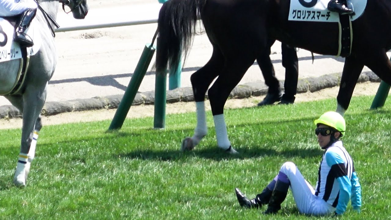 珍しい 【武豊】新馬戦の返し馬で落馬‼ 馬は厩舎へ逃亡!? 現地映像