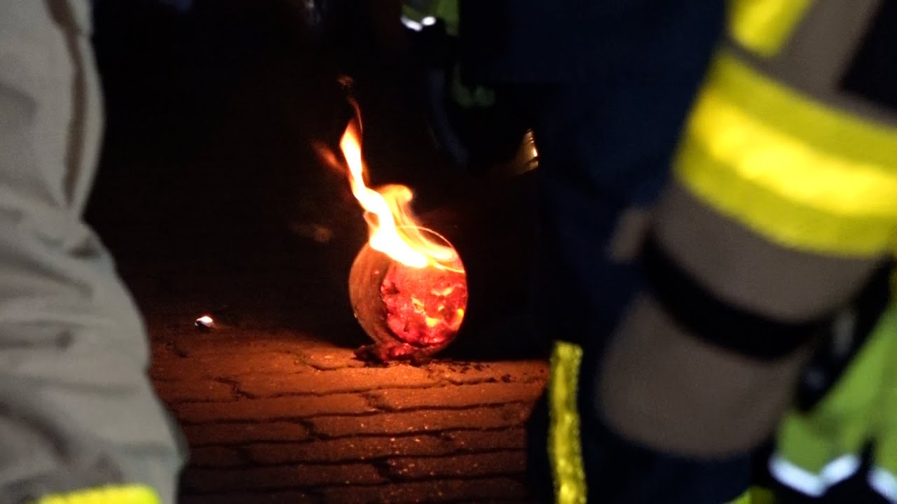 Aufwendiger Kaminbrand: Feuerwehr muss alten Kachelofen zerstören | 10.12.2022