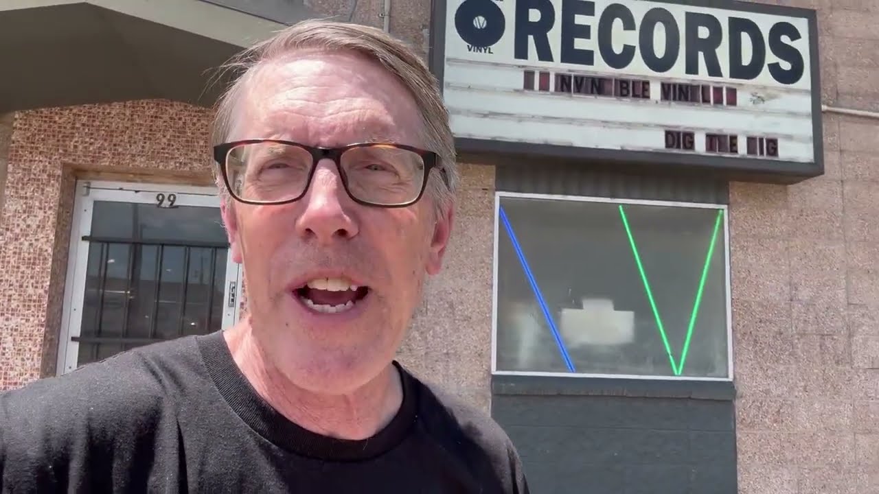 Экскурсия по магазину виниловых пластинок Invincible Records в Денвере: отличные цены и интересны...