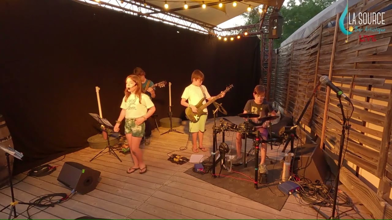 Les Kouzins interpr&egrave;tent  