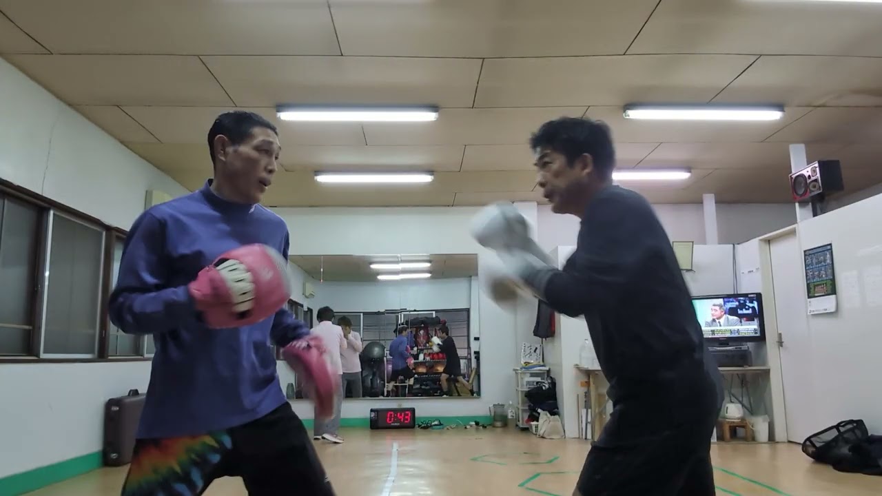 ミット打ちとフットワークの練習