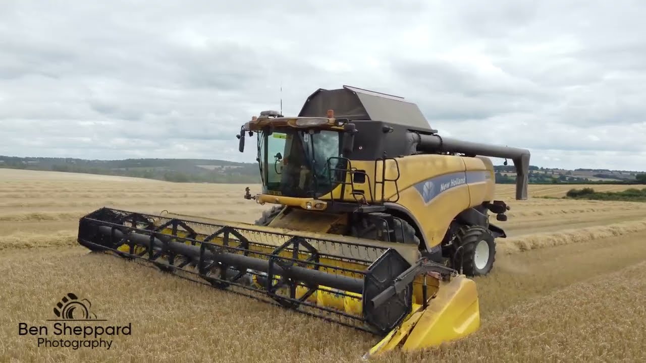 New Holland CX8090 Combining spring barley