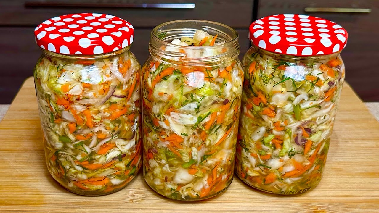 Sałatka z młodej kapusty na zimę tylko cztery składniki i zalewa