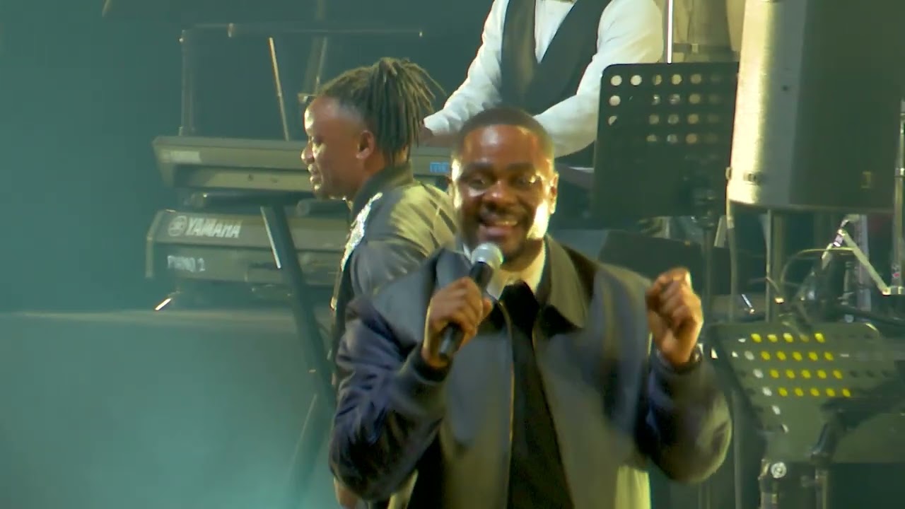 Mike Kalambay - Azali se yemoko (Live Zénith de Paris)