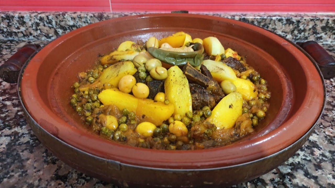 طاجين باللحم و جلبانة و بطاطا، كيجي بنين و لذيذ، كيستحق التجربة ديالكم