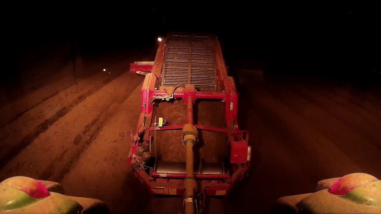 John Deere 7530 Premium + Grimme CS 150 při nočn&iacute; směně