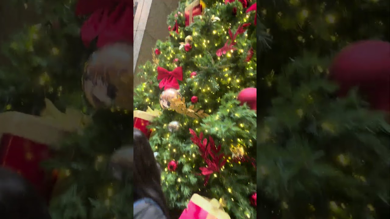 Очень красиво украшенная рождественская елка. 🎄🎄🎄🎄🎄