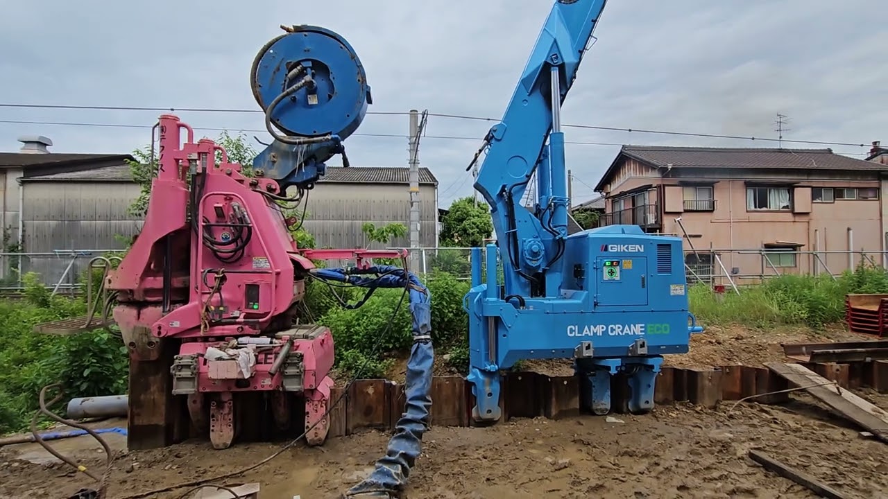クランプクレーンを使用してパイラーで矢板を圧入（株）テクノス
