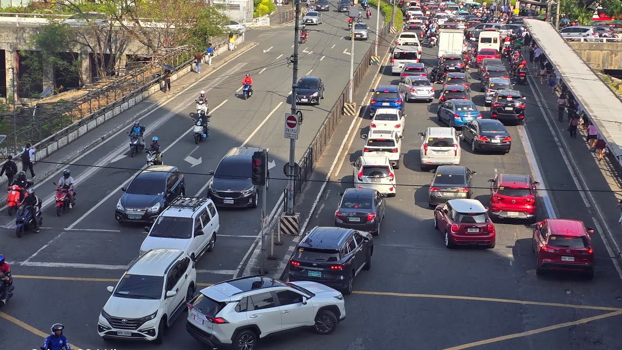 LIVE Today @SM Aura's corner bumper to bumper traffic jam