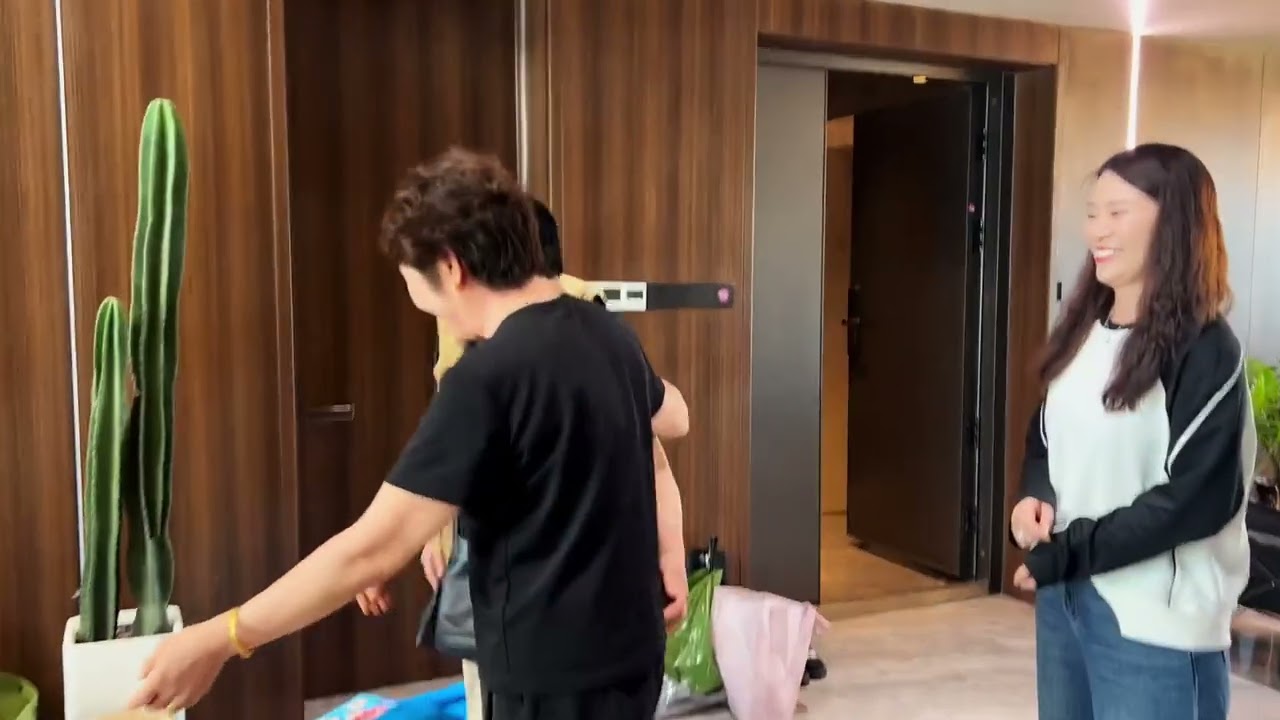 公公婆婆得知亲家母从莫干山回郑州 急着要见面拉家常 孩子太碍眼
