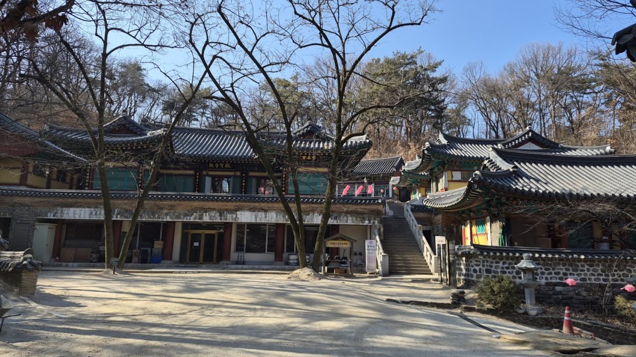 I document Korea — its mountains, forests, temples,and the passage of time.I archive what disappears