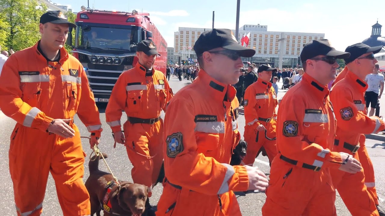 Defilada pododdziałów - Centralne Obchody Dnia Strażaka 2023 w Warszawie