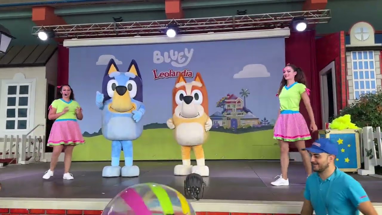 Bluey e Bingo giocano a far volare i palloni a Leolandia