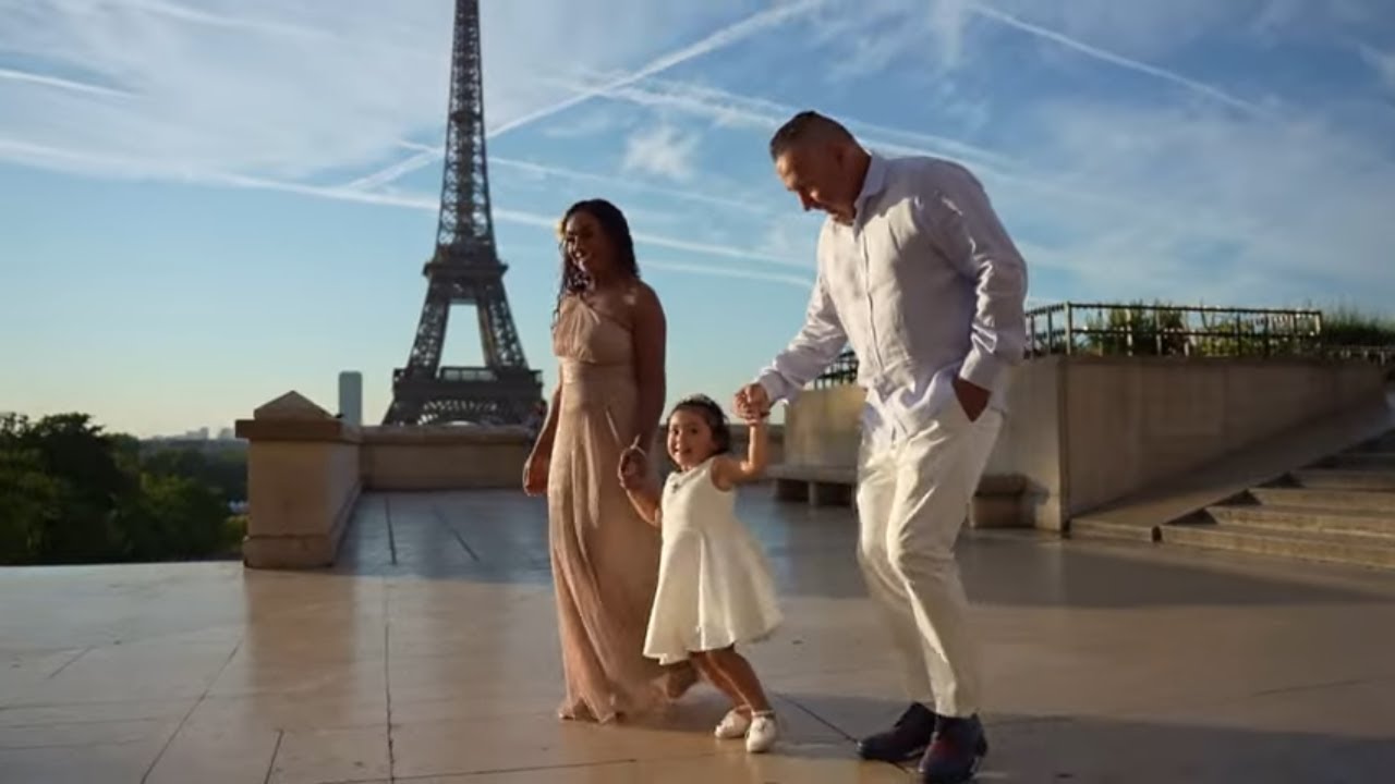 Sesión de Fotos y Video Profesional en la Torre Eiffel | Aniversario Familiar en París VIVIR PARIS