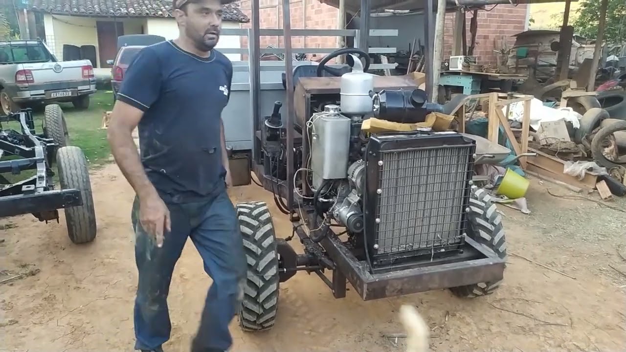 Transportador agricola com direção hidráulica  e motor estacionário de 3 cilindros com 27 cv