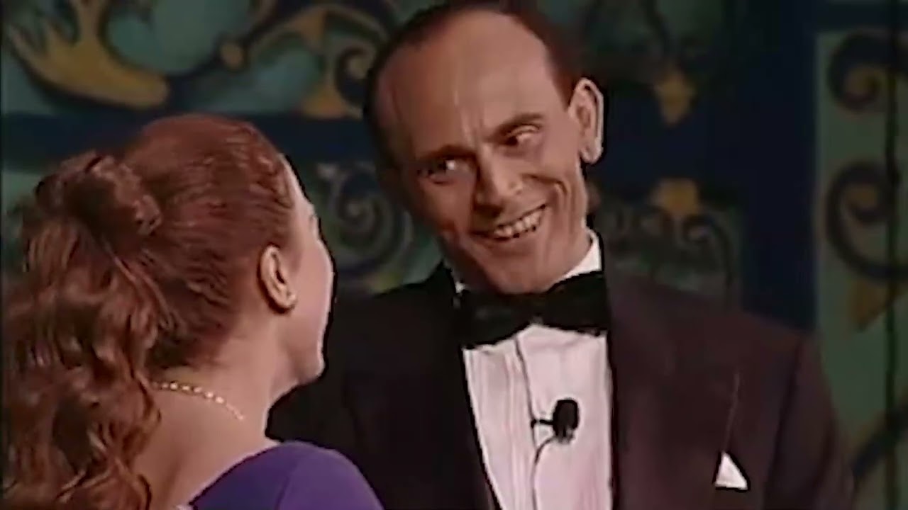 اتفرج واضحك علي محمد صبحي وفرقتة وهي بتعمله عيد ميلادة