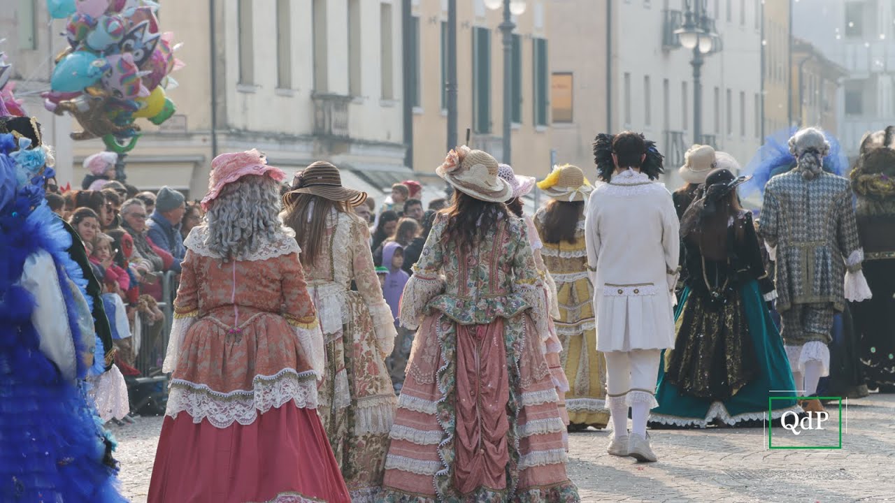 Il Carnevale arriva a Montebelluna, migliaia di persone hanno invaso il centro per la sfilata