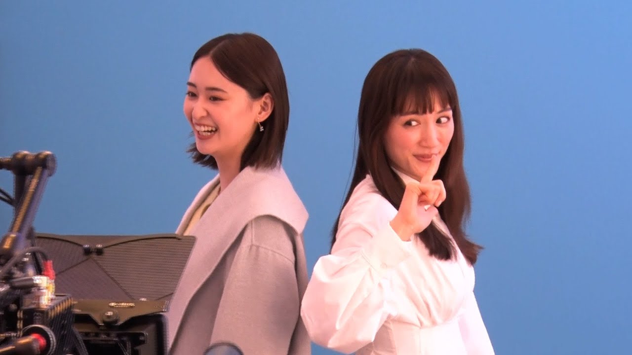 綾瀬はるか、カメラテストでチャーミングな振付を披露！？  『レノアハピネス』新TVCM「ハピネスミスト リビングにて篇」「ハピネスミスト バス停にて篇」