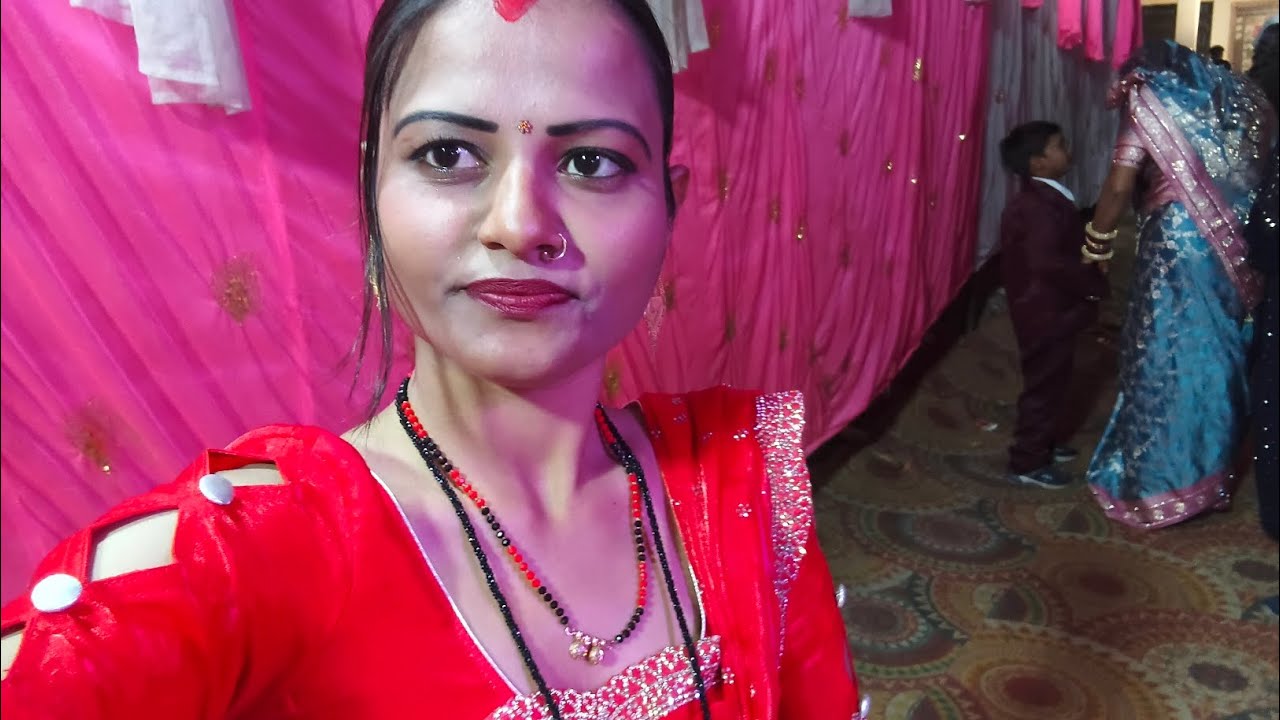 हेलो दोस्तों नेहा गोरखपुरिया 25 26   ब्लॉक वीडियो में स्वागत है दोस्तों देखिए खेत में घूमने आए हैं