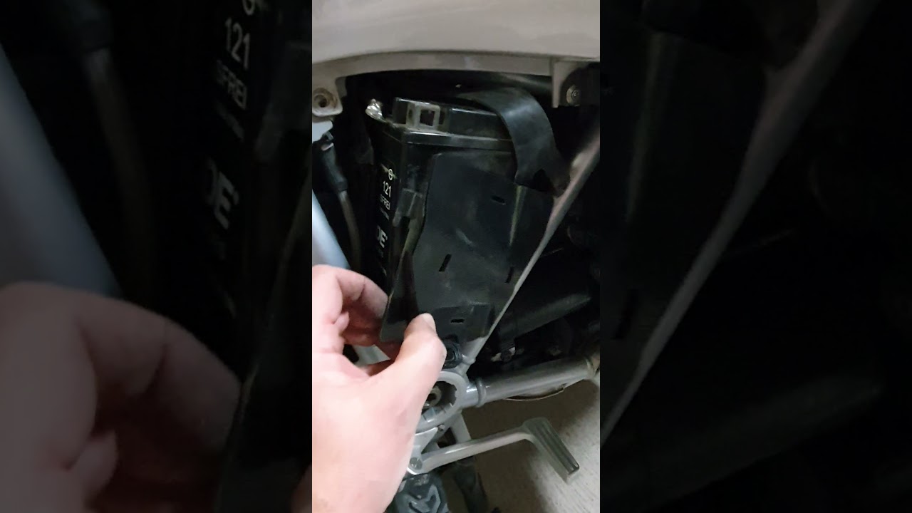 BMW 1200RT 2017 - Battery Removal