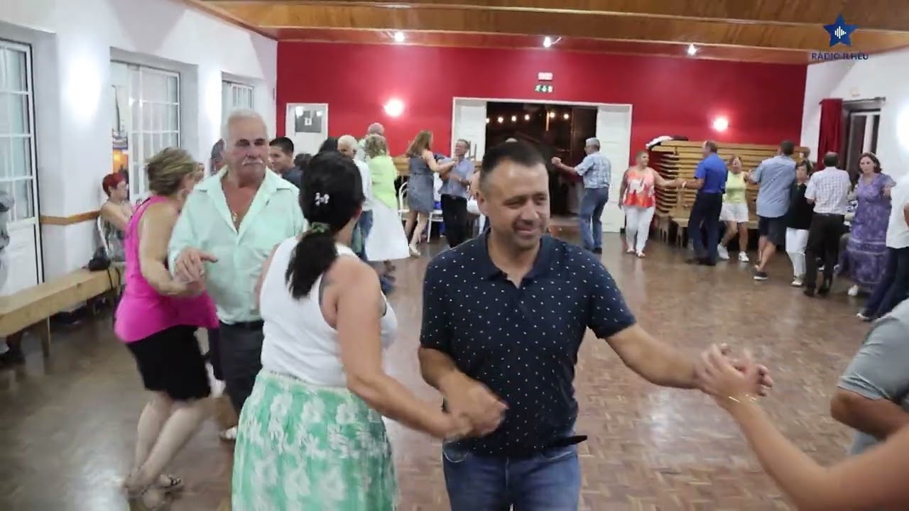 Chamarritas: andar com um pé no ar e o outro no chão a bater