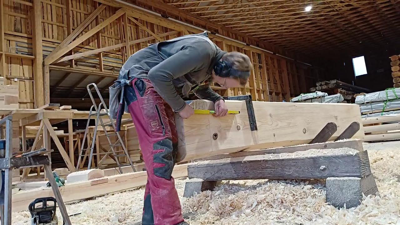 Making the lock notch - handcrafted log construction by Hirsitikka