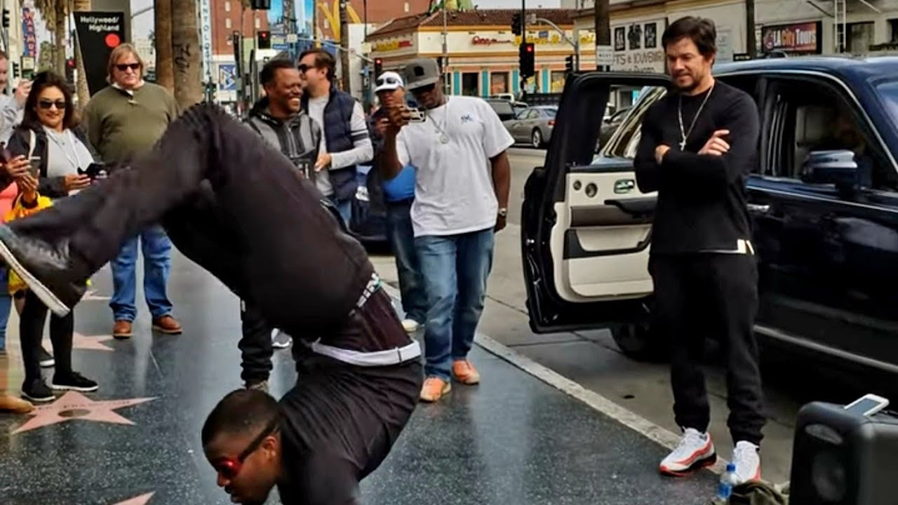 Mark Wahlberg Surprises Street Performer on Hollywood Blvd 🤯 | Hollywood Street Scenes
