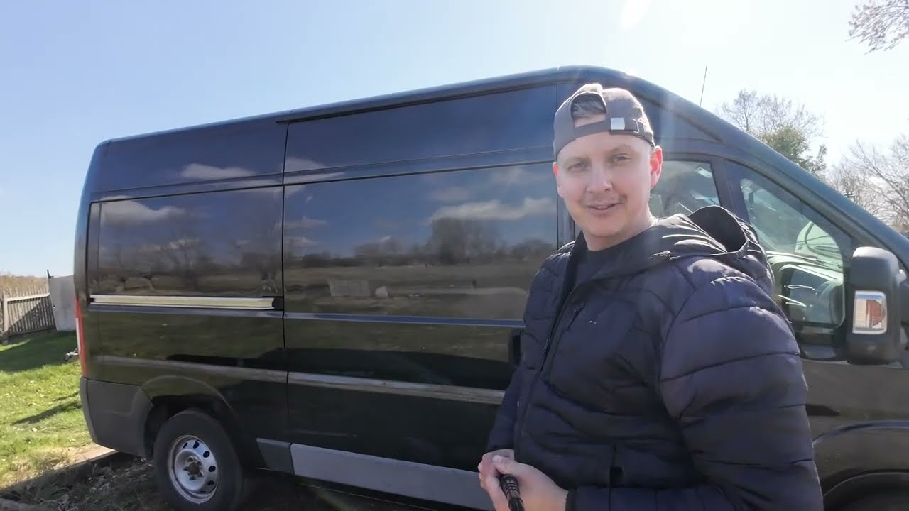 Monterar ruta i sidodörren på vår campervan   4 K