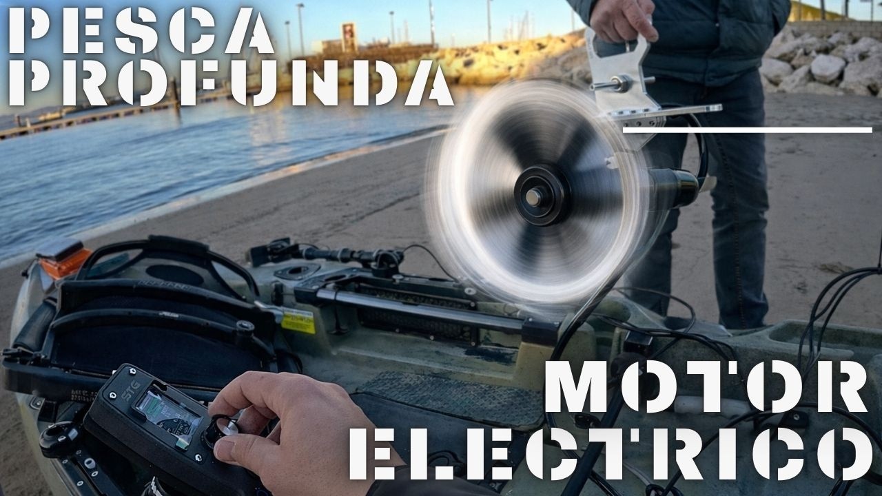 El kayak motorizado me permite llegar a unas piedras profundas y triunfamos nada m&aacute;s llegar.