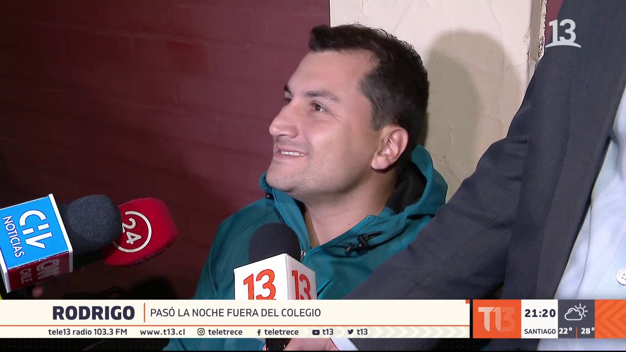 Más de 12 horas de fila para postular a sus hijos en colegio Cambridge