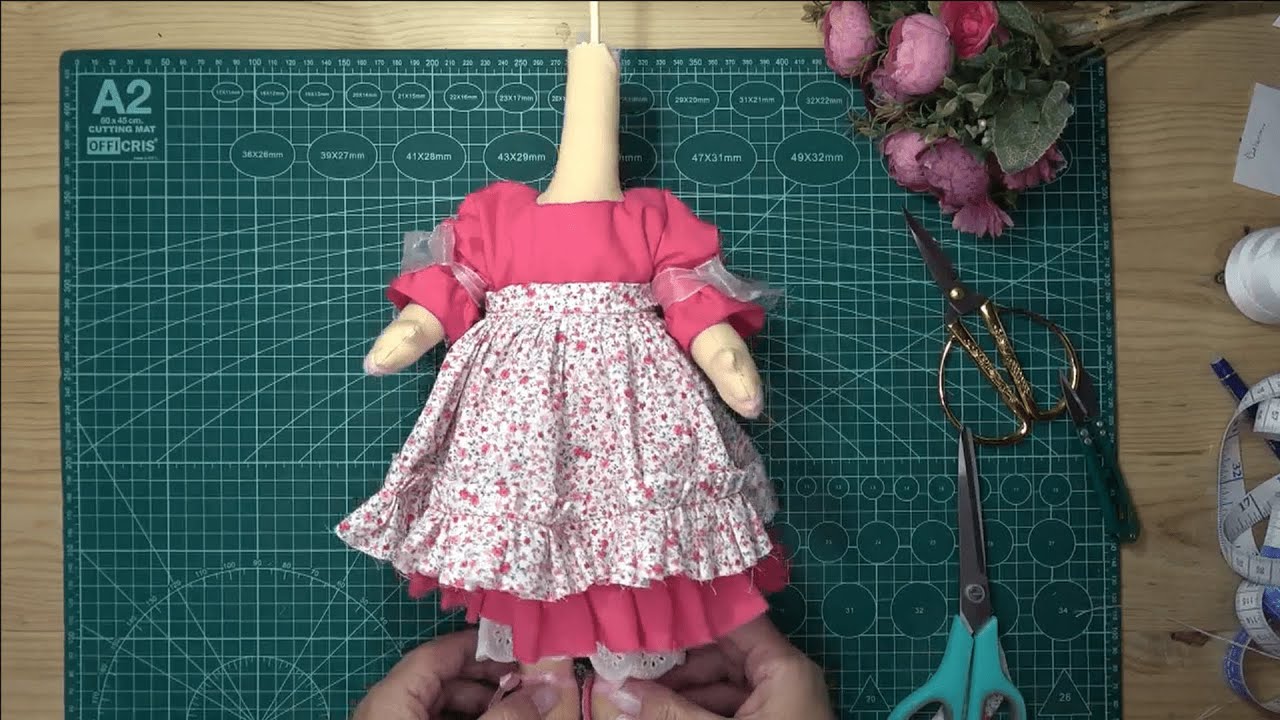Curso Muñeca Toñi Delantal Romántico de Flores para Muñecas Tercera Clase #eltallerdeamparo