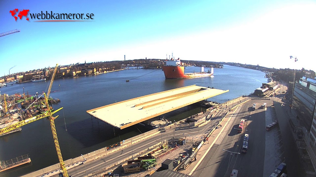 Nya Slussenbron / Guldbron anländer och läggs på plats vid Slussen. Time-lapse movie 11-20/3-2020.