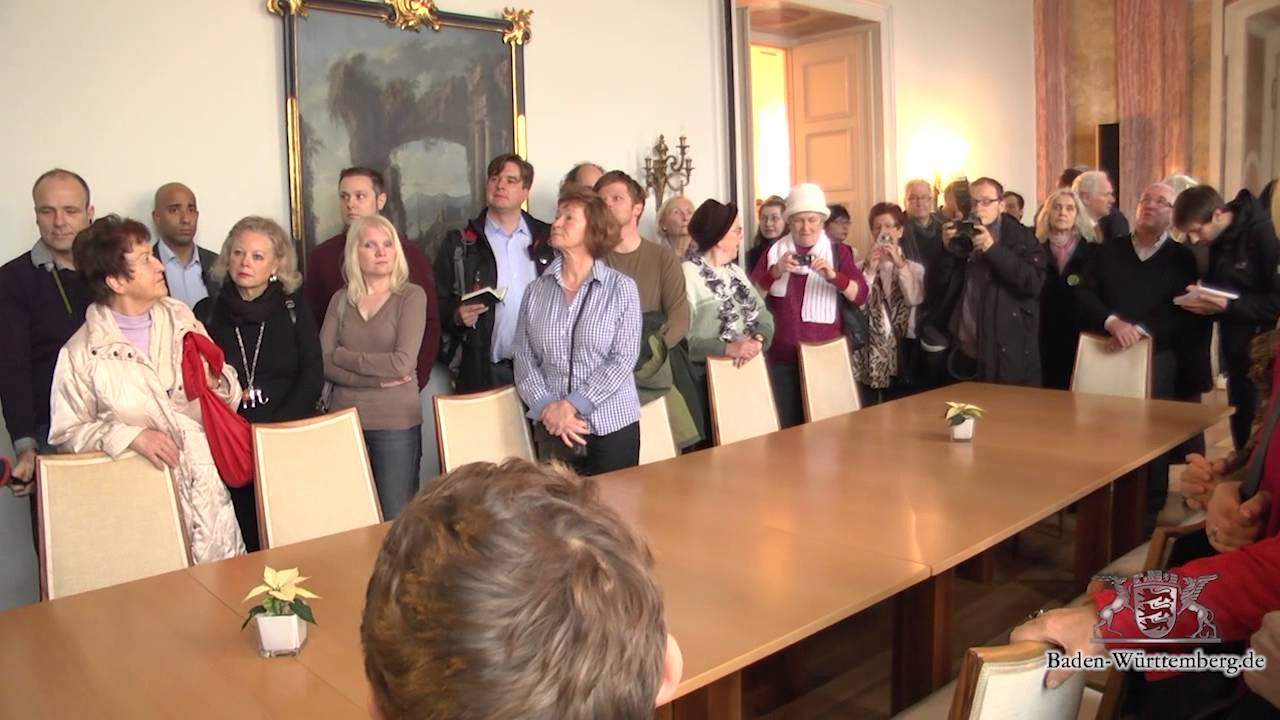 Ministerpräsident Kretschmann führt durch das Neue Schloss