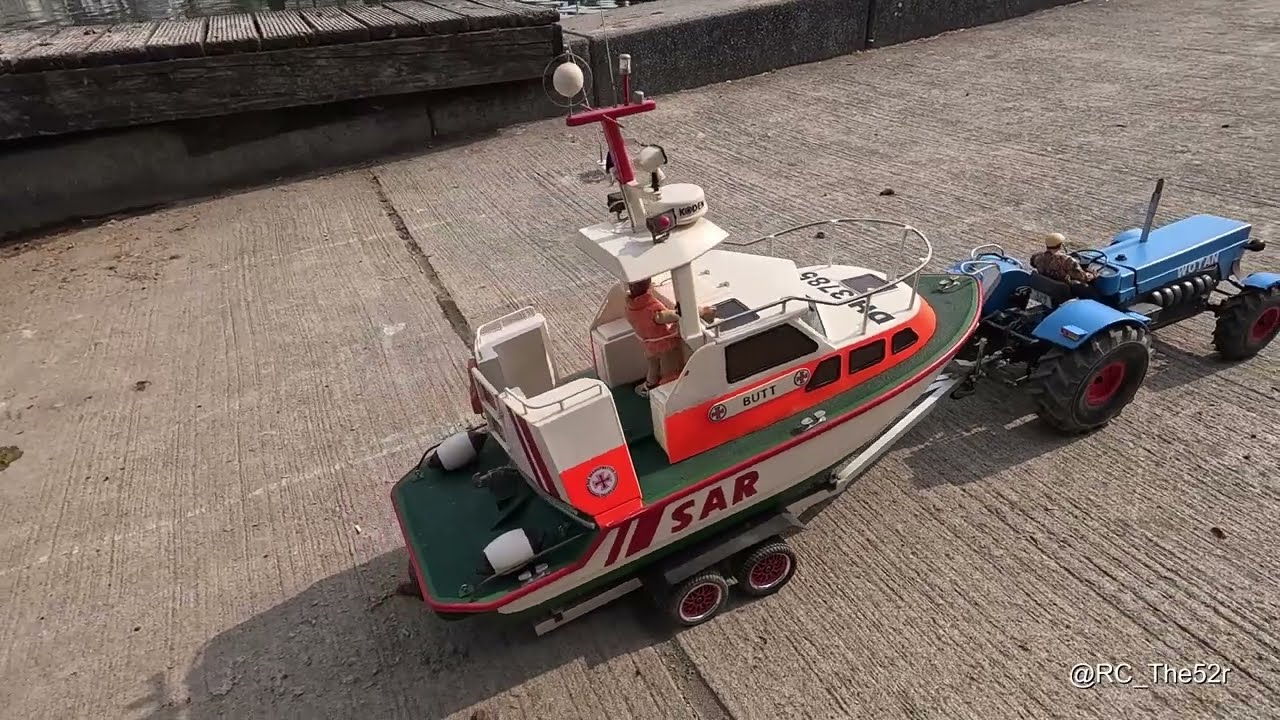 Is it possible to slip a rescue boat with a RC tractor in 1:10?