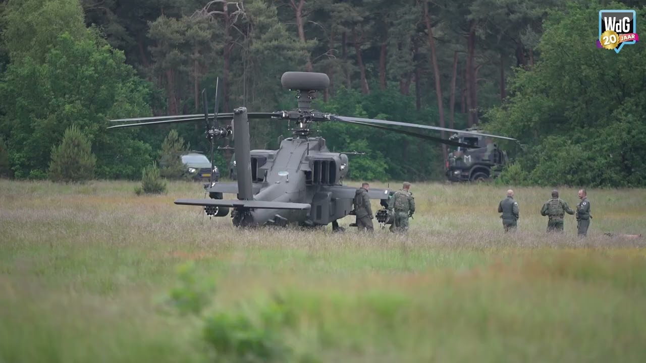 Apache-helikopter komt tanken in Weert