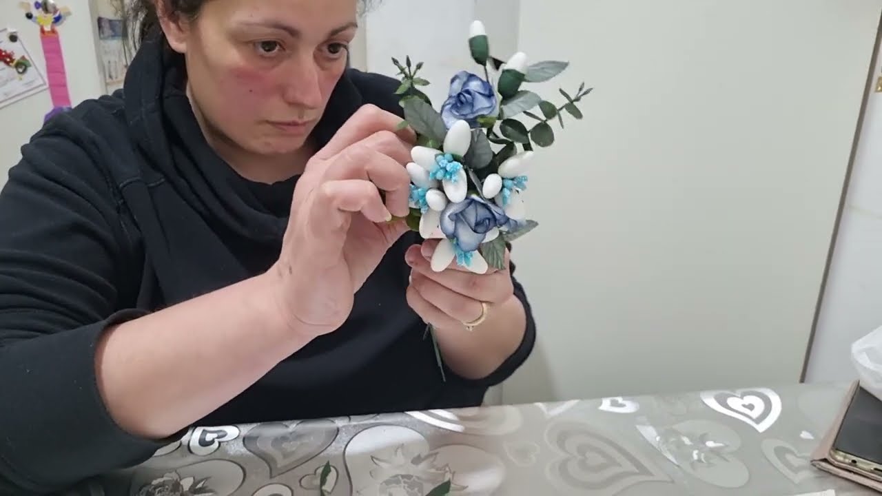 Palme di Confetti come fare dei rametti, fiori, foglioline, boccioli. Con nastro adesivo e ferretti.