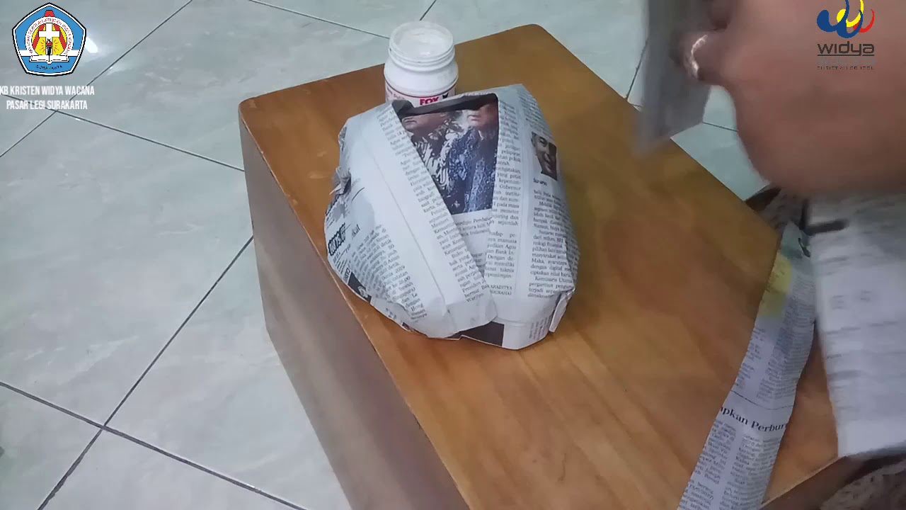Mengenal Blangkon bersama anak Kelompok Bermain Widya Wacana Pasar Legi Surakarta
