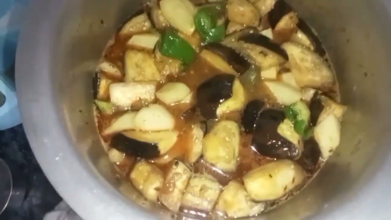 आज हमने बनाई आलू बैंगन की सब्जी और मक्का की रोटी