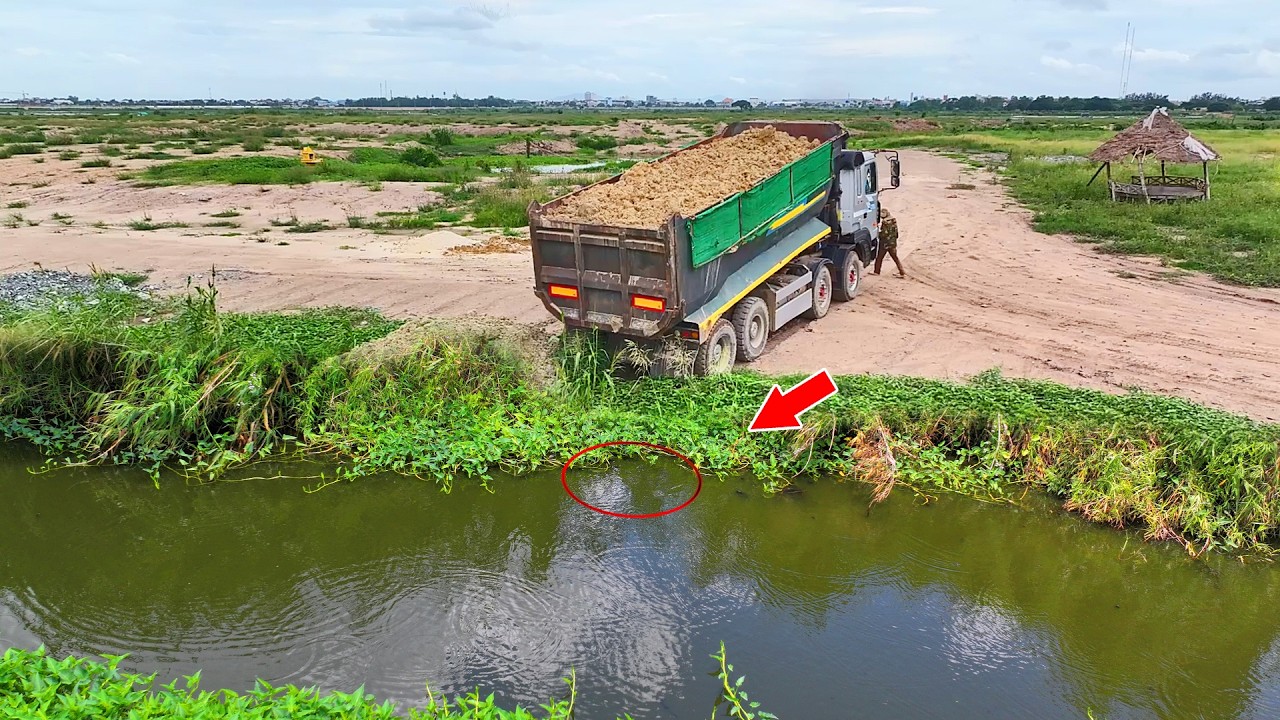 New Landfill Site Formed Be Careful ! Dozer & Dump Truck 25.5Ton Teamwork on massive fill job !!