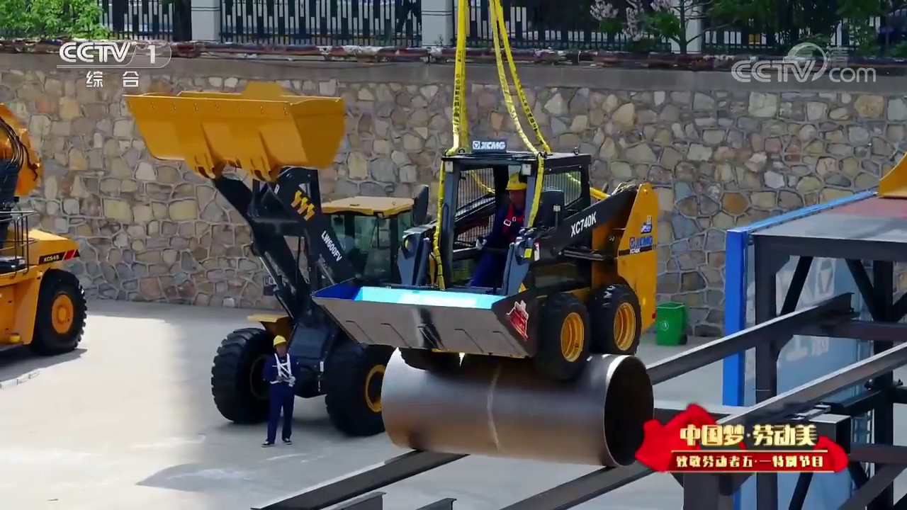 XCMG XC740K Skid-steer Loader Slacklining Challenge