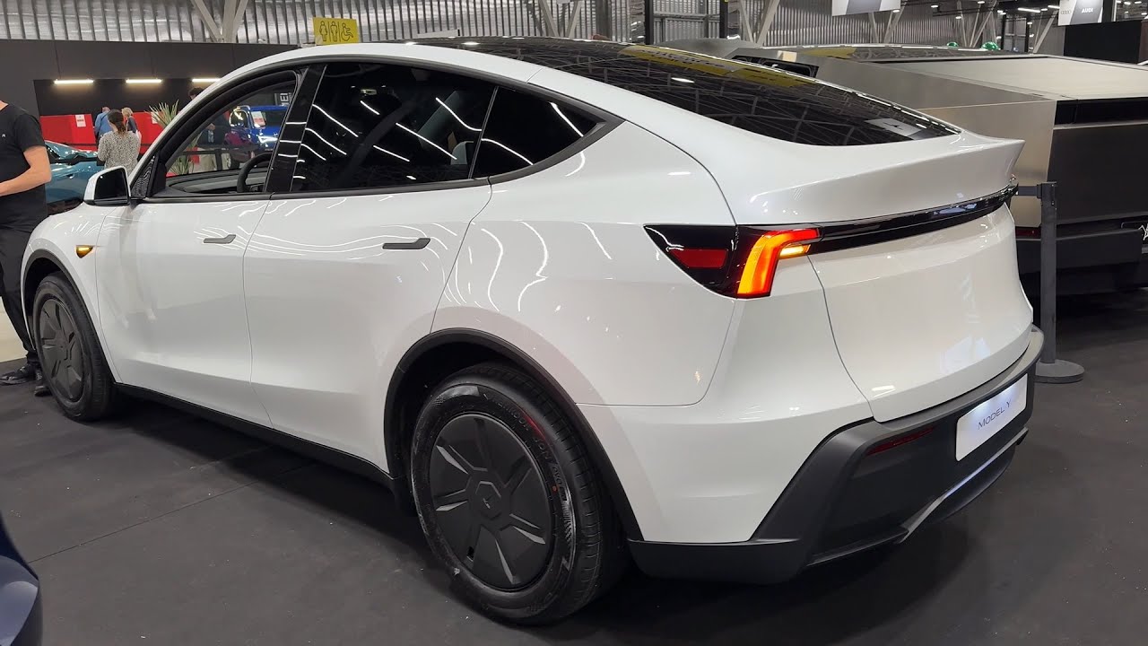 TESLA MODEL Y STANDARD (European spec) 2026 - FULL WALKAROUND & details