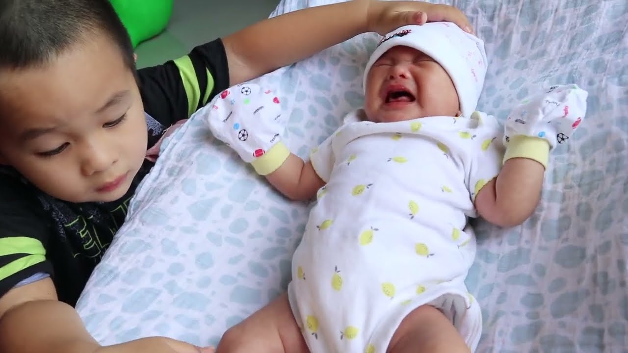 Em bé sơ sinh khóc | Anh 2 dỗ em bé khóc | Em bé gái sơ sinh 1 tháng tuổi khóc dễ thương Việt Nam 😭👶