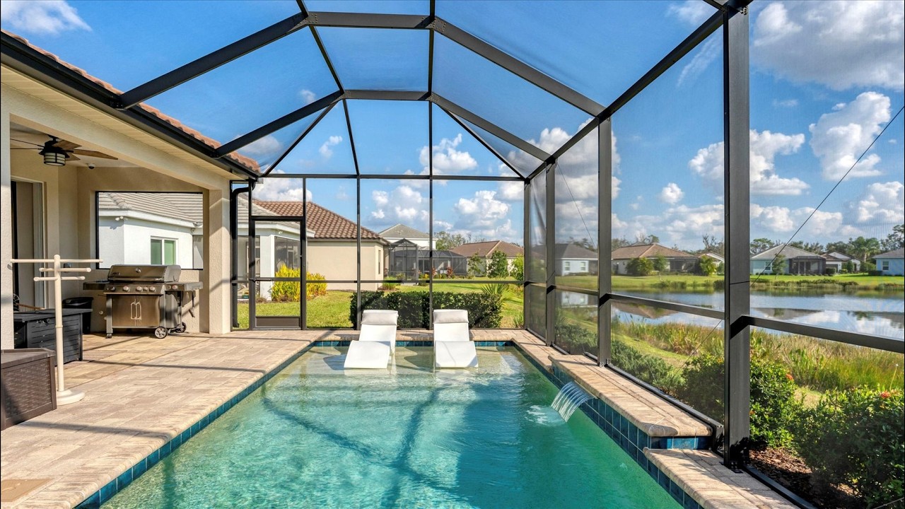 Better than a Model Newer Home in Lakewood Ranch!!