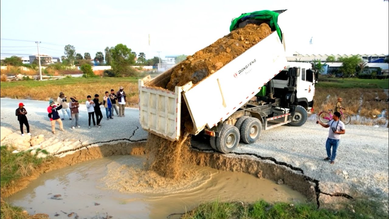 New project Landfill using Bulldozer SHANTUl DH17C3pro model 2025 pushing with dump truck wheel 10 .