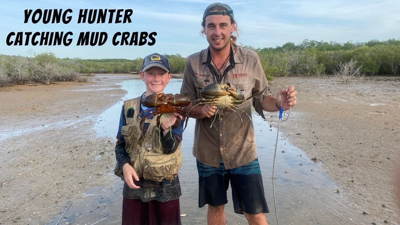 GIANT MUD CRABS Kid Catching Crabs Barehanded