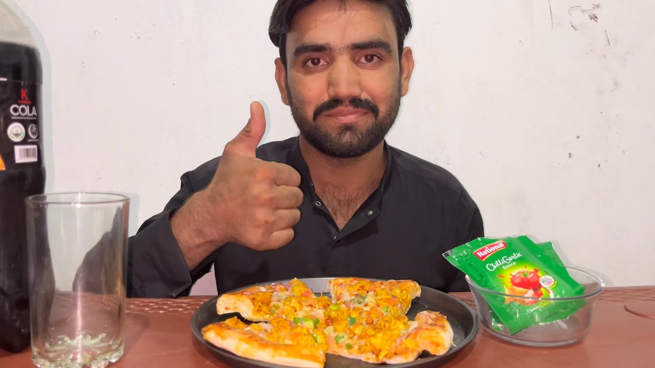 Spicy chicken pizza with ketchup and cold drink
