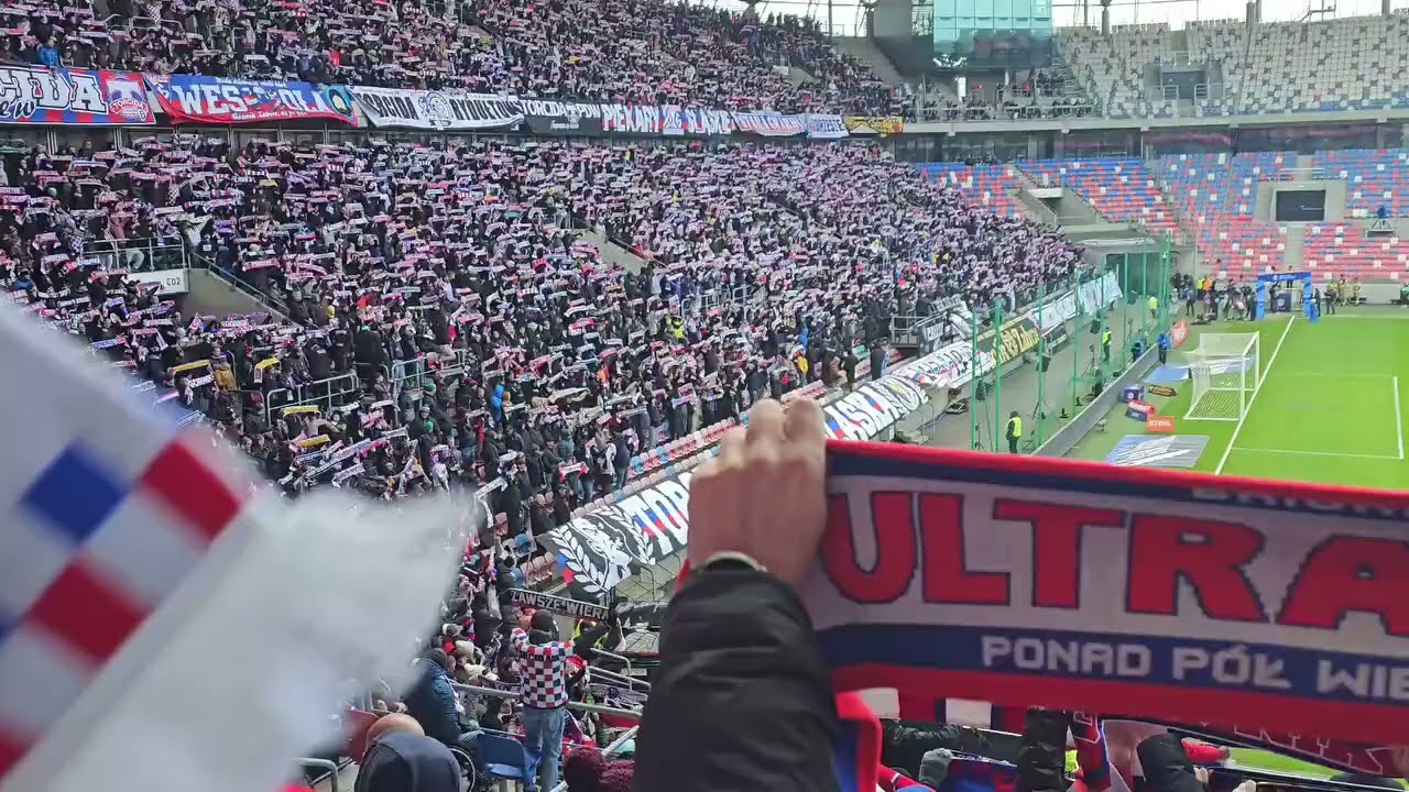 Wyjście Piłkarzy i racowisko   Górnik Zabrze - Legia Warszawa 6 04 2025