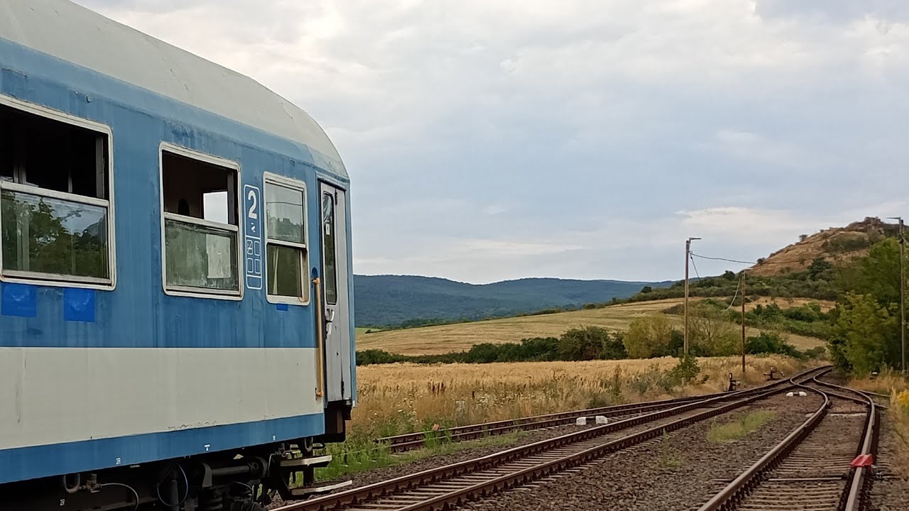 2. rész A Mátra szívében viszlek benneteket  vonattal ahol a tolatásvezető csukja le a sorompókat
