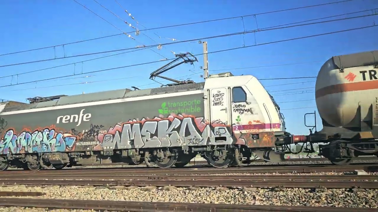 253.035.0 con cisternas a su paso por El Higueron