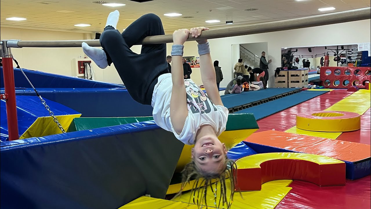 Lara ile jimnastik hareketleri yapma. Çocuklar için spor. Parende, sıfır açma, sgabat hareketi öğren